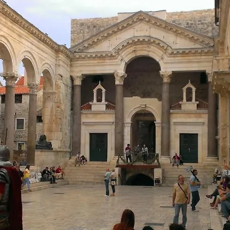 Apartment Comfortable And Fully Furbished In Center *