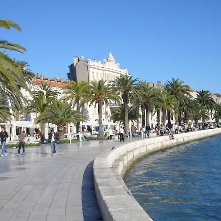 Comfortable And Fully Furbished In Center *