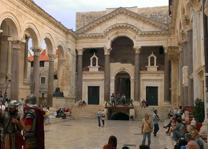 Apartman Comfortable And Fully Furbished In Center *