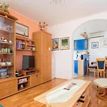 Comfortable And Fully Furbished In Center Apartment Split